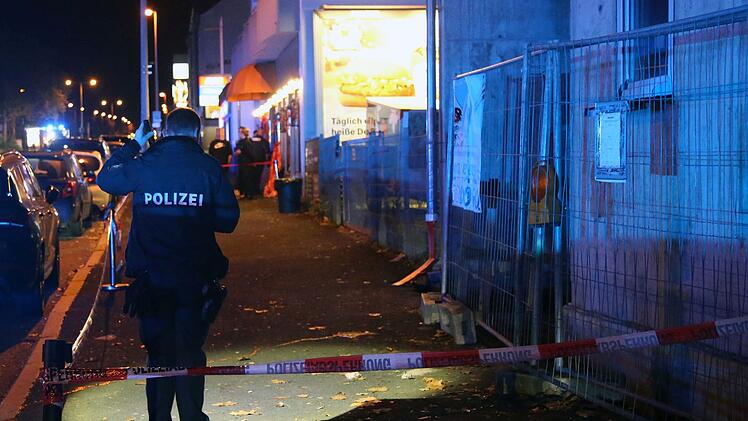 Mann durch Messerstiche vor Diskothek verletzt