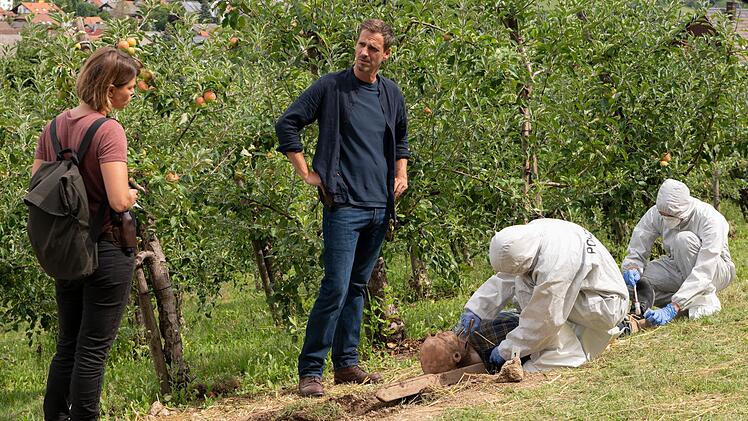 Wenn eine Leiche als umgedrehte Vogelscheuche missbraucht wurde, sieht sie naturgemäß weniger frisch aus: Maris Bächle (Jessica Schwarz) und ihr Kollege Konrad Diener (Max von Thun) treffen am Tatort ein.