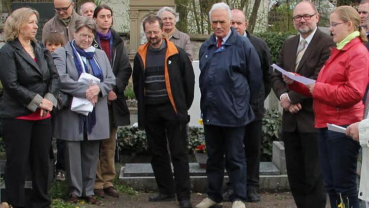 Katharina Gerstenkorn (rechts) trug das bekannte Gedicht des Heimatdichters "Der Engel und der Tod auf dem Grauturm zu Ebern" vor. Fotos: Ralf Kestel