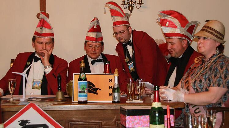 Betretene Mienen wegen der nicht funktionierenden Technik: Präsident Matthias Graß, Michael Heß, Stefan Sniehotta, Jo Riemer und "Queen Mum" alias Marigit Schnapp versuchen vergeblich, den High-Tech-Kassettenrekorder mit der "Tatort"-Melodie zu starten. Fotos: Matthias Einwag