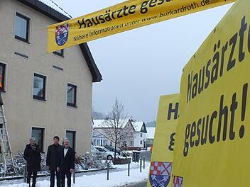 Plakate und Banner machen es deutlich: Burkardroth braucht einen neuen Hausarzt; im Bild (v.l.): 3. Bürgermeisterin Elisabeth Kuhn, 2. Bürgermeister Sandro Kirchner und Bürgermeister Waldemar Bug.  Foto: Björn Hein