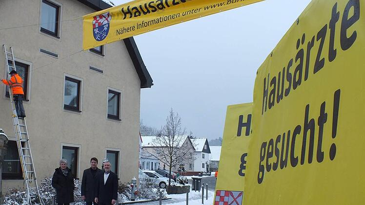 Plakate und Banner machen es deutlich: Burkardroth braucht einen neuen Hausarzt; im Bild (v.l.): 3. Bürgermeisterin Elisabeth Kuhn, 2. Bürgermeister Sandro Kirchner und Bürgermeister Waldemar Bug.  Foto: Björn Hein