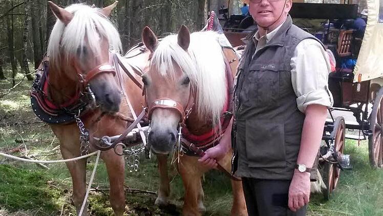 Die Kutsche und seine Haflinger sind die große Leidenschaft von Thomas Keßler  Foto: privat/pow