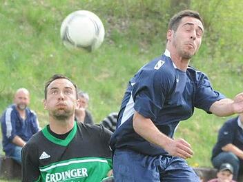Aufgeblasene Backen, geschlossene Augen: Ein interessantes Mienenspiel bieten Andreas Bauer von der DJK Oberschwarzach (links) und der Garitzer Sandro Cazzella. Foto: Hopf