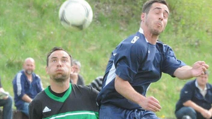 Aufgeblasene Backen, geschlossene Augen: Ein interessantes Mienenspiel bieten Andreas Bauer von der DJK Oberschwarzach (links) und der Garitzer Sandro Cazzella. Foto: Hopf