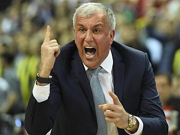 Zeljko Obradovic, Trainer von Fenerbahce Istanbul, explodiert auch schon mal an der Seitenlinie. Der Erfolg gibt dem Serben aber recht. Am Sonntag kann Obradovic seinen neunten Euroleague-Titel im Finale gegen ZSKA Moskau erringen. Foto: Sören Stache/dpa