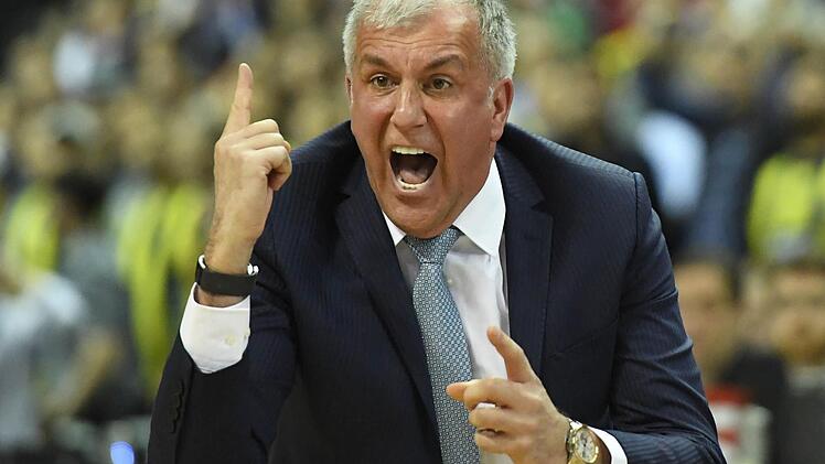 Zeljko Obradovic, Trainer von Fenerbahce Istanbul, explodiert auch schon mal an der Seitenlinie. Der Erfolg gibt dem Serben aber recht. Am Sonntag kann Obradovic seinen neunten Euroleague-Titel im Finale gegen ZSKA Moskau erringen. Foto: Sören Stache/dpa