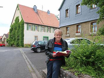 Ignaz Schneider will sich nicht gegen die Dorfplatzsanierung sperren. Ihn stört nur der Abrechnungsmodus der Straßenausbaubeiträge. Für sein Elternhaus muss die Erbengemeinschaft, der er angehört, rund 21 000 Euro zahlen. Der Wert des Häuschens liege aber nur bei 50 000 Euro.  Foto: Heike Beudert