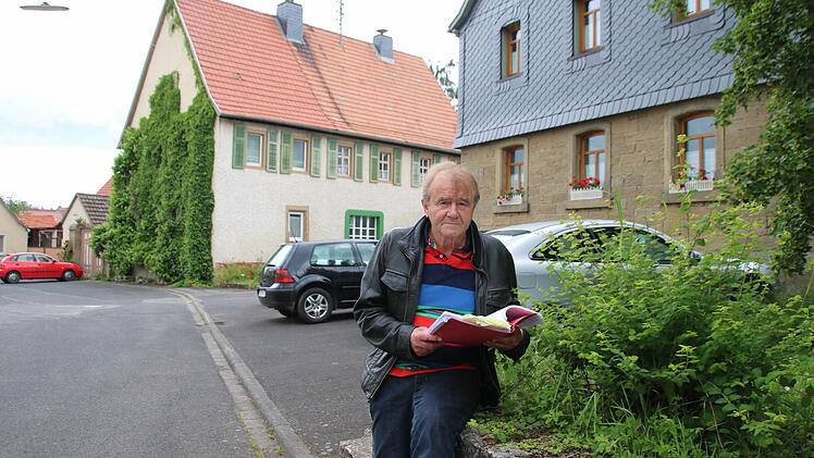 Ignaz Schneider will sich nicht gegen die Dorfplatzsanierung sperren. Ihn stört nur der Abrechnungsmodus der Straßenausbaubeiträge. Für sein Elternhaus muss die Erbengemeinschaft, der er angehört, rund 21 000 Euro zahlen. Der Wert des Häuschens liege aber nur bei 50 000 Euro.  Foto: Heike Beudert