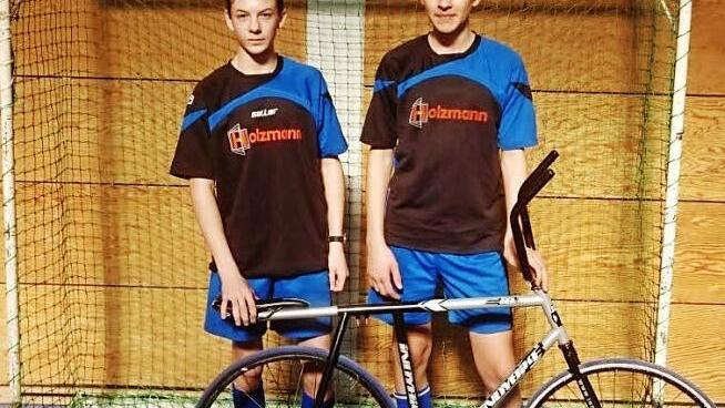 Bei den Bayerischen Meisterschaften im Zweier-Radball holte sich das U17-Team des RVC Steinwiesen, David Holzmann (links) und Tobias Kuhnlein, den Vizetitel.  Foto: hf