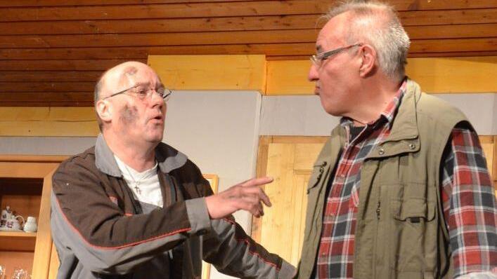Fahrer und Monteur Hermann (Jürgen Fischer, links) geht mit seinen "Weisheiten" seinem Chef Friedrich Winter (Stefan Rubel) gehörig auf die Nerven.  Foto: Karl-Heinz Hofmann