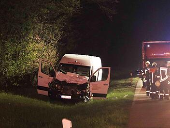 Links der kaputte Sprinter, rechts der Lastwagen Fotos: News 5/Merzbacher