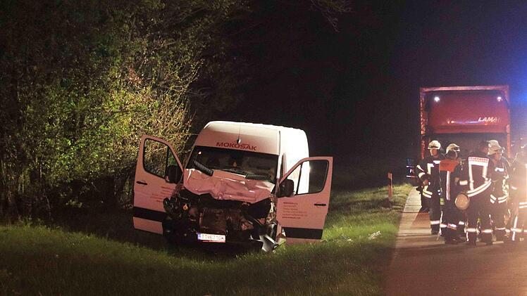Links der kaputte Sprinter, rechts der Lastwagen Fotos: News 5/Merzbacher