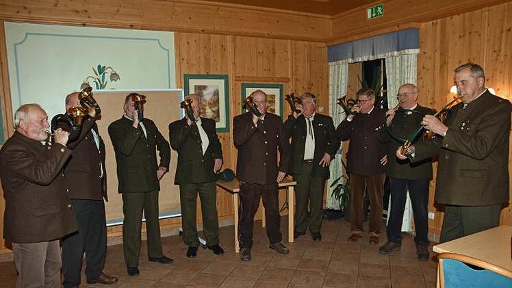 Die Jagdhornbläsergruppe Haßfurt unter der Leitung von Franz Hümmer eröffnete und beendete die Herbstversammlung der Kreisgruppe Haßfurt im Bayerischen Jagdverband musikalisch.
