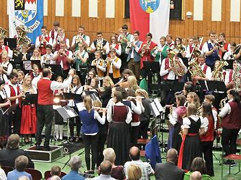 153 begeisterte Musiker werden sich mit ihren "Highlights der Blasmusik" präsentieren. Foto: Horst Sünkel