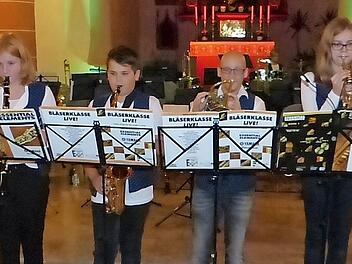 Musikalisch hießen die Nachwuchsmusiker Fabian Ramming (Zweiter von rechts) mit (von links) Julia Müller, Toni Meister und Fiona Binczyk sowie Paul Müller am Schlagzeug (nicht im Bild) die Besucher im vollbesetzten Gotteshaus willkommen.