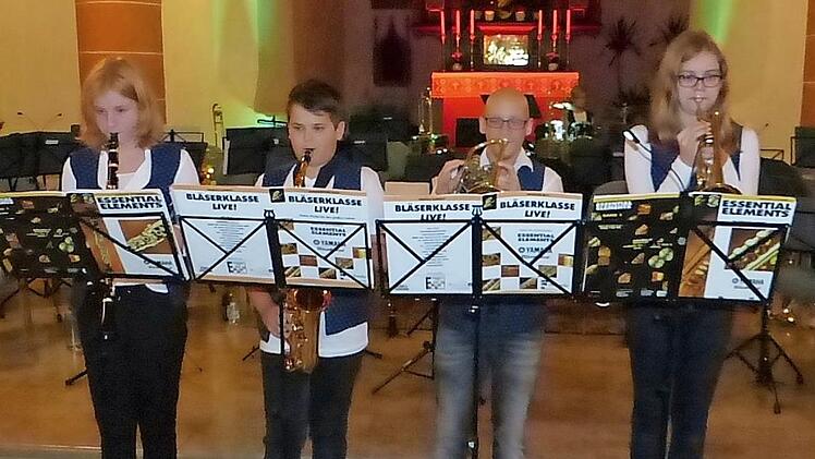 Musikalisch hießen die Nachwuchsmusiker Fabian Ramming (Zweiter von rechts) mit (von links) Julia Müller, Toni Meister und Fiona Binczyk sowie Paul Müller am Schlagzeug (nicht im Bild) die Besucher im vollbesetzten Gotteshaus willkommen.