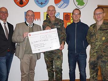 3165 Euro konnten für die Deutsche Kriegsgräberfürsorge in Wildflecken, Riedenberg und Bischofsheim gesammelt werden. Das Bild zeigt von links: Wildfleckens Bürgermeister Gerd Kleinhenz,  Volksbund-Bezirksgeschäftsführer Oliver Bauer, den Standortältesten Oberstleutnant Roman Jähnel,  den Vorsitzenden der Reservistenkameradschaft Wildflecken David Baer und den Projektverantwortlichen  Stabsfeldwebel Markus Sturm. Foto: Marion Eckert