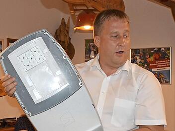 Ralf Schwarz vom Bayernwerk, der die Vor- und Nachteile erläuterte.  Foto: Petra Malbrich