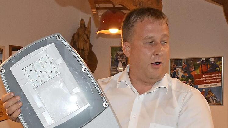 Ralf Schwarz vom Bayernwerk, der die Vor- und Nachteile erläuterte.  Foto: Petra Malbrich