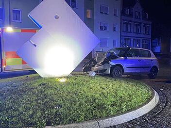 Kreisverkehr in Rehau überfahren: Fahrer schwer verletzt