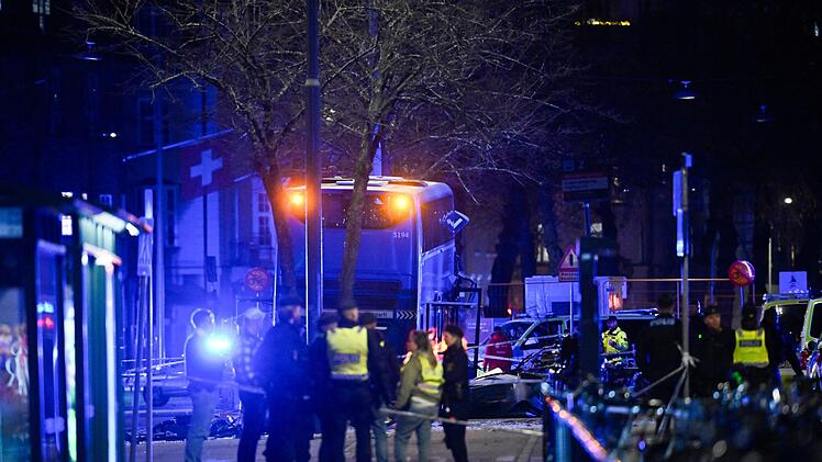 Tote und Verletzte bei Busunfall in Stockholm