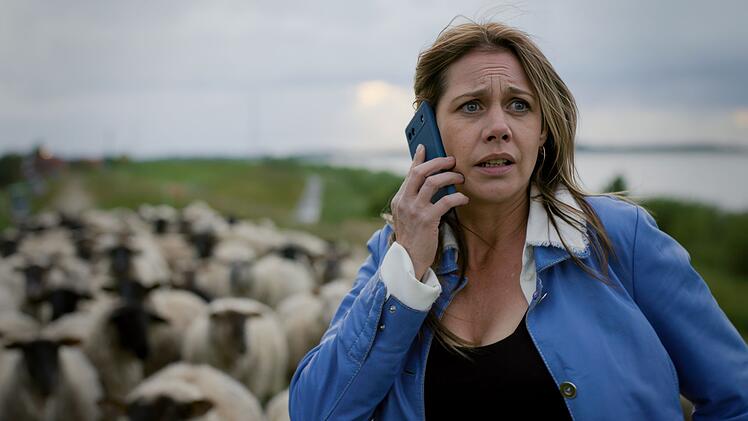 Beim Interview mit der Sch&auml;ferin wird Beke Rieper (Felicitas Woll) Zeugin eines erneuten Wolfangriffs.