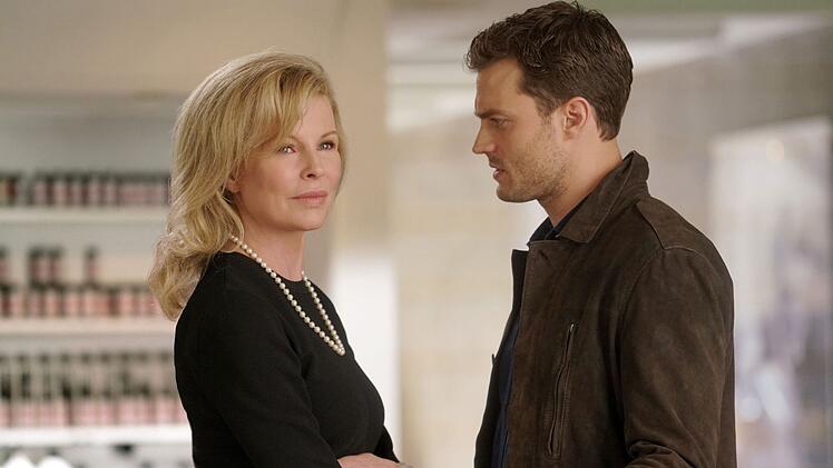 Kim Basinger verk&ouml;rpert Elena, die Christian (Jamie Dornan) einst in ihre Welt einf&uuml;hrte.