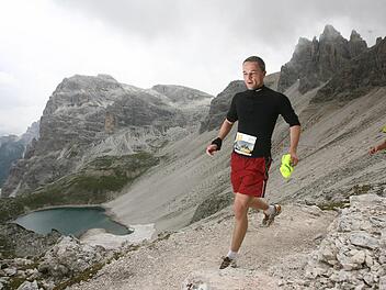 Der Staffelsteiner Bernd Geber konzentriert sich auf die schwierige Strecke und kann die herrlichen Ausblicke beim Dreizinnenlauf gar nicht richtig genießen. Foto: pr