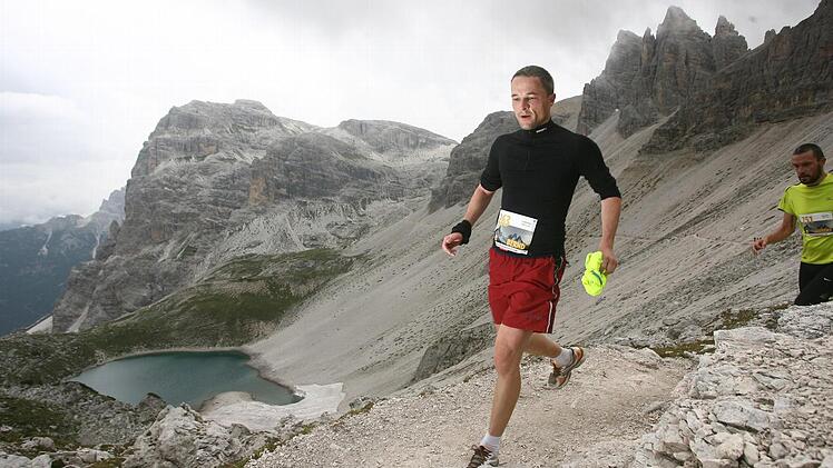 Der Staffelsteiner Bernd Geber konzentriert sich auf die schwierige Strecke und kann die herrlichen Ausblicke beim Dreizinnenlauf gar nicht richtig genießen. Foto: pr
