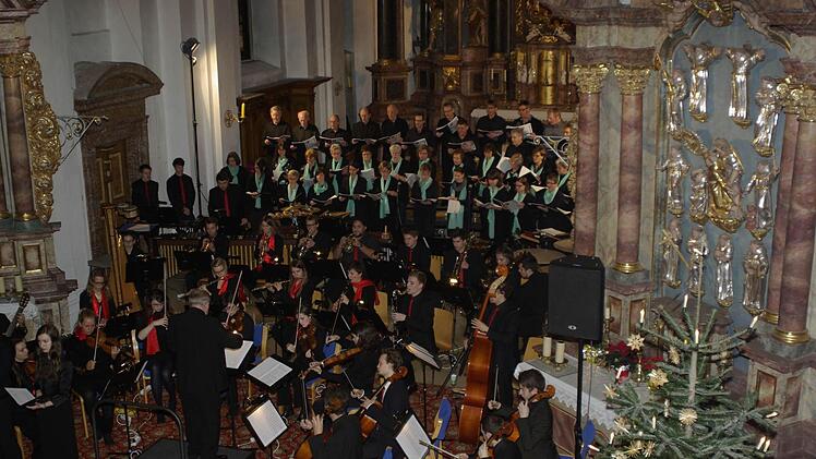 Das Orchester der Berufsfachschule für Musik in Bad Königshofen und der Projektchor der Sängerlust Oberthulba. Foto: Ehling