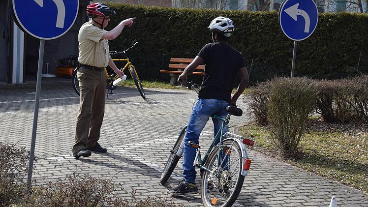 Achtung: Hier darf man nur links abbiegen. Polizeihauptmeister Jürgen Gleußner erklärt die Regeln. Foto: Ronald Rinklef