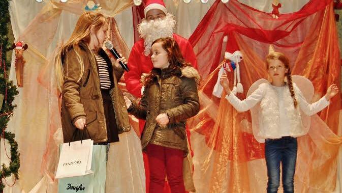 Shopping und Terminstress bestimmen heute den hektischen Weihnachtstrubel um den modernen Weihnachtsmann und sein Christkind.  Foto: Sigismund von Dobschütz
