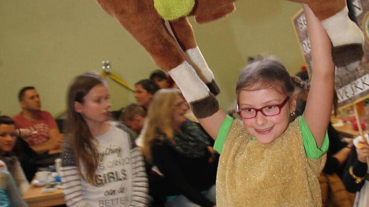 Pippi Langstrumpf hält ihr Pferd "Kleiner Onkel" in die Höhe.  Fotos: Gerda Völk