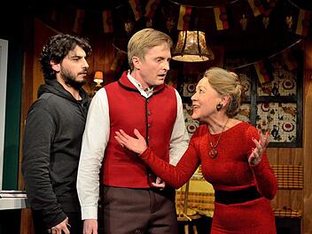 Der vermeintliche syrische Terrorist (Alexander Baab, von links) versetzt Kellner Bachlauf (Michael Schaller) und die Wirtin Paula Reiser ( Jacqueline Binder) in helle Aufregung.  Foto: Sebastian Worch
