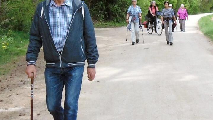 Die Plakette am Wanderstab zeigt den erfahrenen Wanderer. Fotos: Petra Malbrich