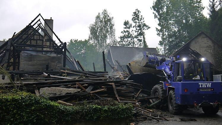 Mit schwerem Gerät räumte das Technische Hilfsbwerk die Unfallstelle. Foto: Berthold Köhler
