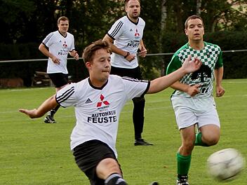 Der Zeller Simon Schädler (links) erzielte schon der 5. Minute mit einem Schuss ins linke untere Toreck das 1:0.