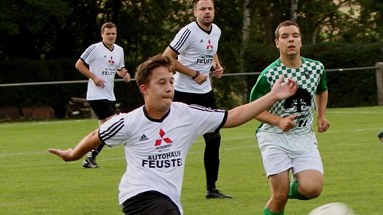 Der Zeller Simon Schädler (links) erzielte schon der 5. Minute mit einem Schuss ins linke untere Toreck das 1:0.