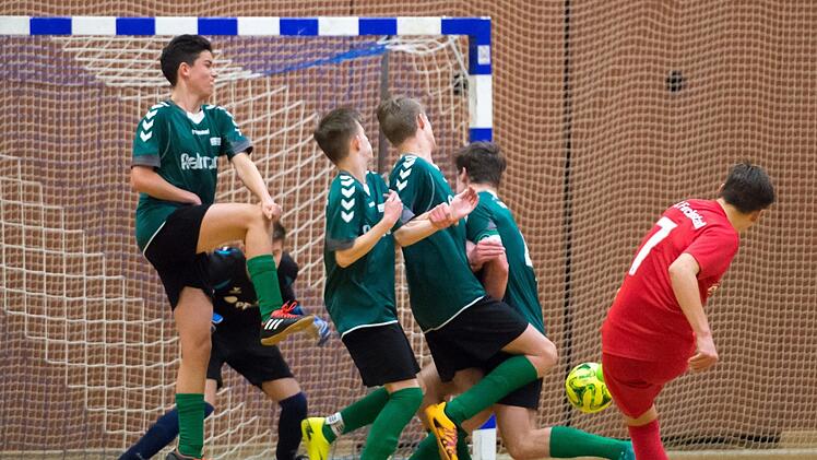 Fabio Hugo (rechts) von der SG Fuchsstadt findet die Lücke und trifft im Endspiel in allerletzter Sekunde zum 3:2-Sieg gegen die SG Unsleben. Anand Anders