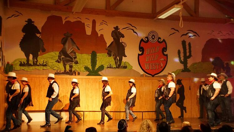 Für ihren Linedance erhielten die "Aurach-Nixen" und ihre männliche Verstärkung viel Applaus beim RSV-Fasching in Unterschleichach.Sabine Weinbeer