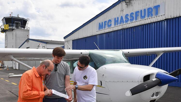 Luftbeobachter Roland Eckert (links) und Pilot Dirk Lins (rechts) zeigen Reporter Stephan Großmann die Route. Ronald Rinklef