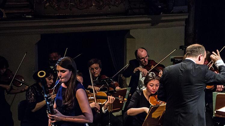 Impressionen vom Sinfoniekonzert im Landestheater Coburg unter der Leitung von GMD Roland Kluttig. Auf dem Programm standen Werke von Mendelssohn, Liszt und Rossini.Foto: Jochen Berger
