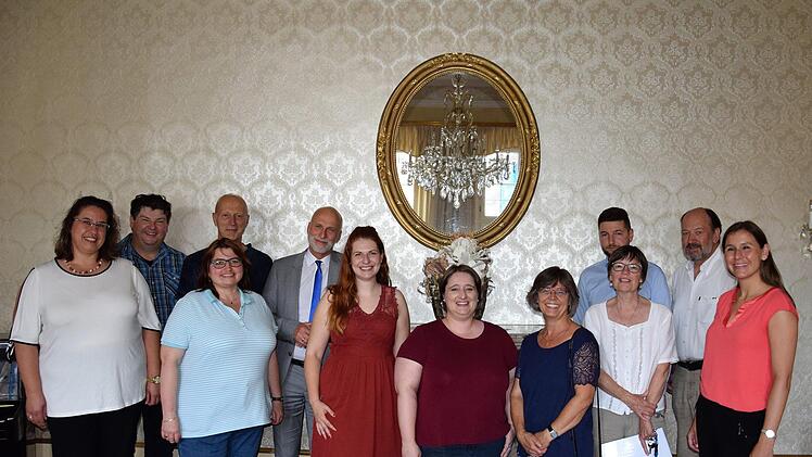 Mitglieder der Wirtschaftsjunioren Bad Kissingen mit Oberb&uuml;rgermeister Kay Blankenburg (5. von links), Birgit Schmalz (3. von rechts) und der Wirtschaftsf&ouml;rderin der Stadt, Svenja Melchert (ganz rechts). Lydia Molea