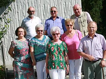 Erika Seller (von links), Heinz Geis, Elisabeth Böhnlein, Rainer Kober, Hiltrud Grom, Irene Metz, Martin Sell und Edi Schlereth sahen sich bei einem Oehrberger Klassentreffen wieder. Foto: Gabriele Sell