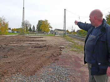 Da hinten ging es nach Neustadt: An den alten Bahnstrom-Masten auf dem Gelände des Ebersdorfer Bahnhofes erkennt Burkhard Eßig noch gut, wo der Abzweig für die Steinachtalbahn entlang führte. Foto: Berthold Köhler