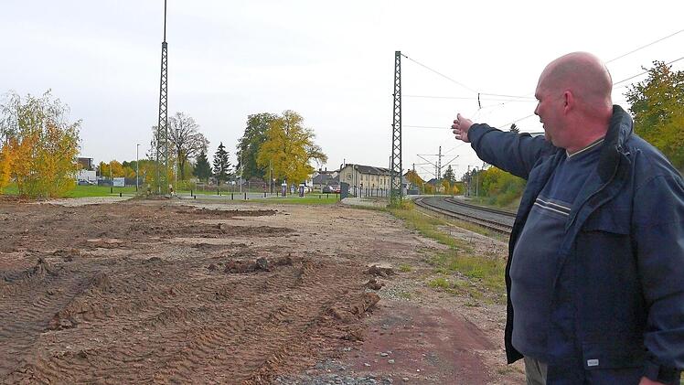 Da hinten ging es nach Neustadt: An den alten Bahnstrom-Masten auf dem Gelände des Ebersdorfer Bahnhofes erkennt Burkhard Eßig noch gut, wo der Abzweig für die Steinachtalbahn entlang führte. Foto: Berthold Köhler