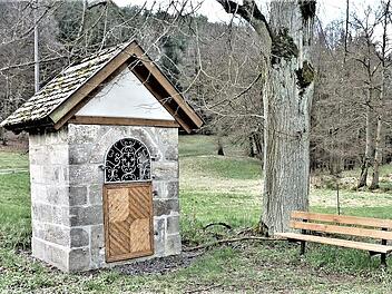 Diese schlichte Wegkapelle zwischen Knellendorf und Kathragrub erinnert an den tragischen Vorfall.