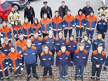Die Jugendlichen beim Wissenstest bei der FFW Weismain mit (hinten v. l.) Roland Dauer, Thilo Kraus, Matthias M&uuml;ller, Michael Zapf, Christian Kunstmann und Tim Hopfenm&uuml;ller