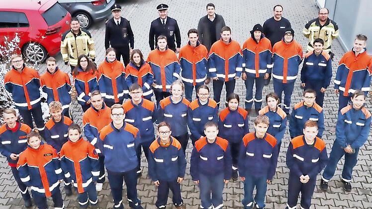 Die Jugendlichen beim Wissenstest bei der FFW Weismain mit (hinten v. l.) Roland Dauer, Thilo Kraus, Matthias M&uuml;ller, Michael Zapf, Christian Kunstmann und Tim Hopfenm&uuml;ller